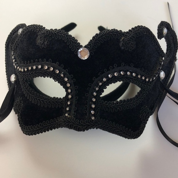 Masquerade Velvet Mask with Rhinestone detail. - Picture 1 of 8